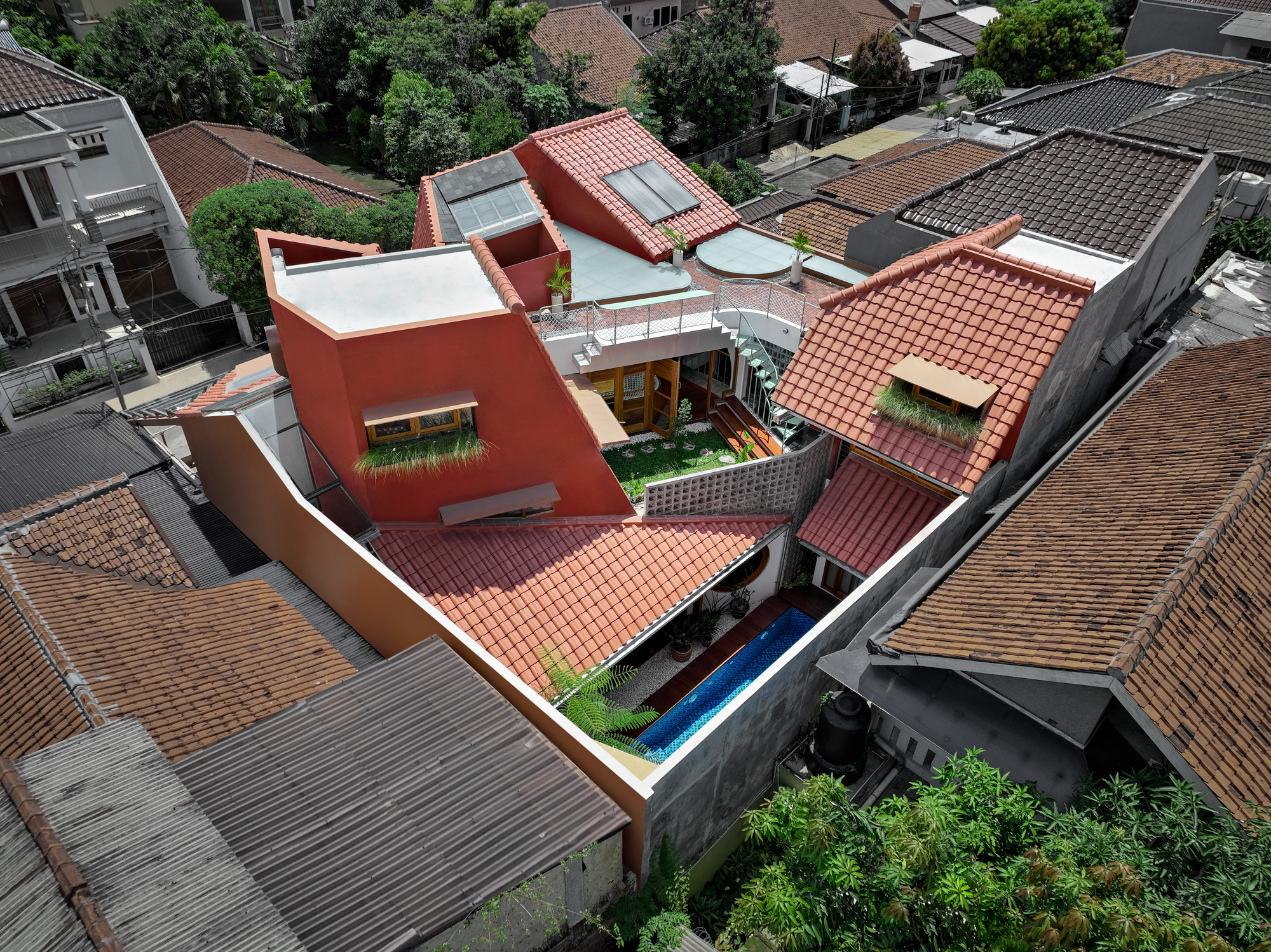 distracted house - jakarta